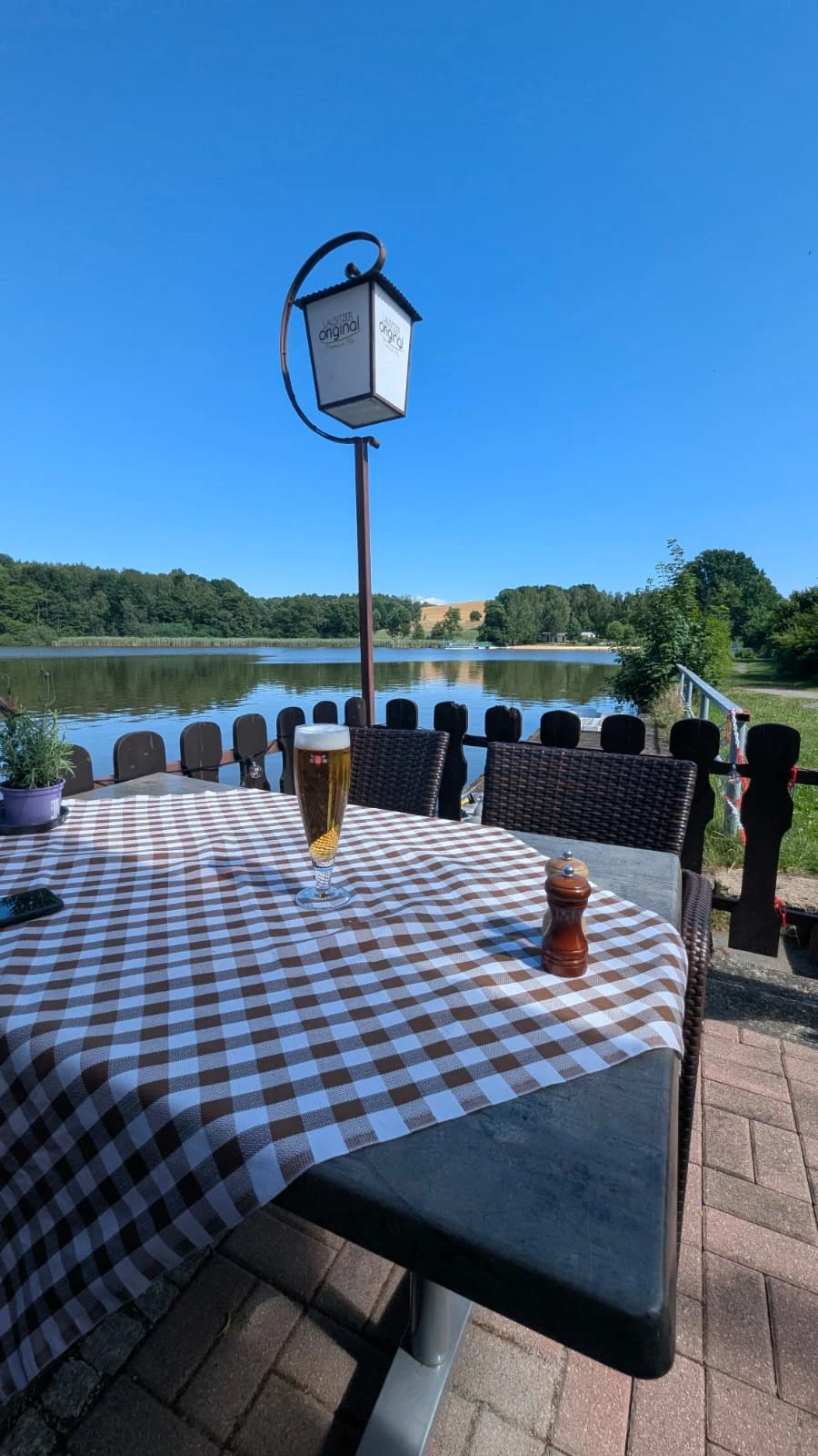 Terrasse der Gaststätte mit Blick über den See