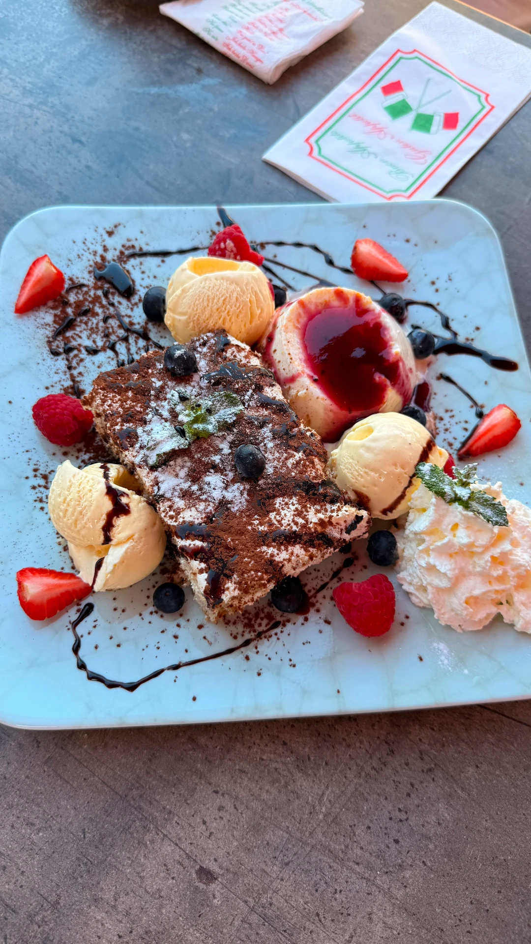 Dessertvariation mit Tiramisu, Eis und Panna Cotta