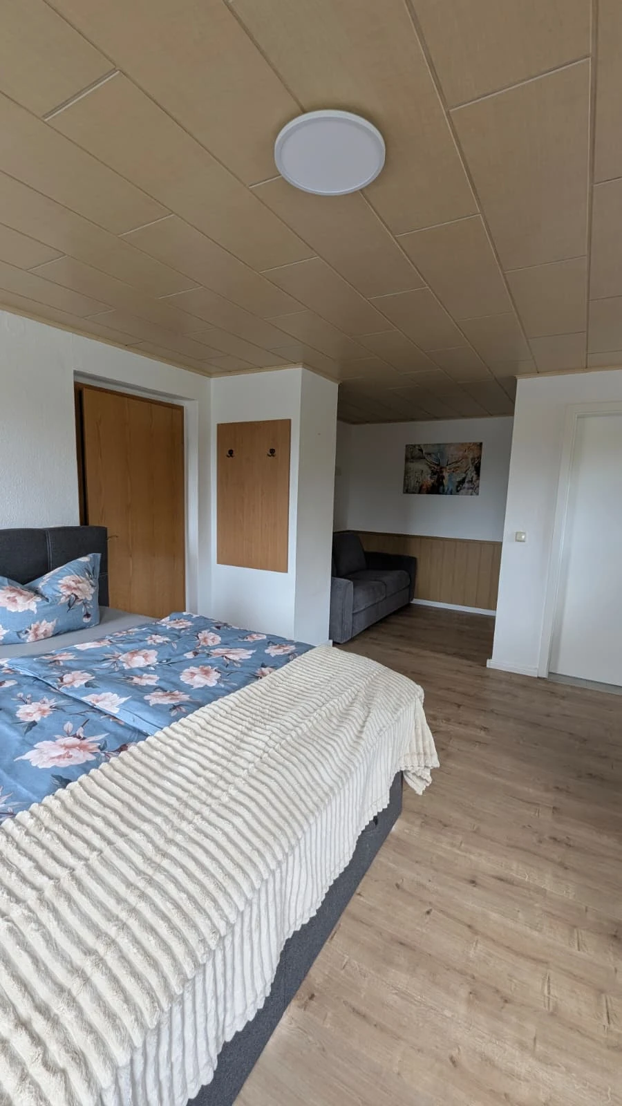 Mehrbettzimmer im Obergeschoss mit Bett und Sitzecke