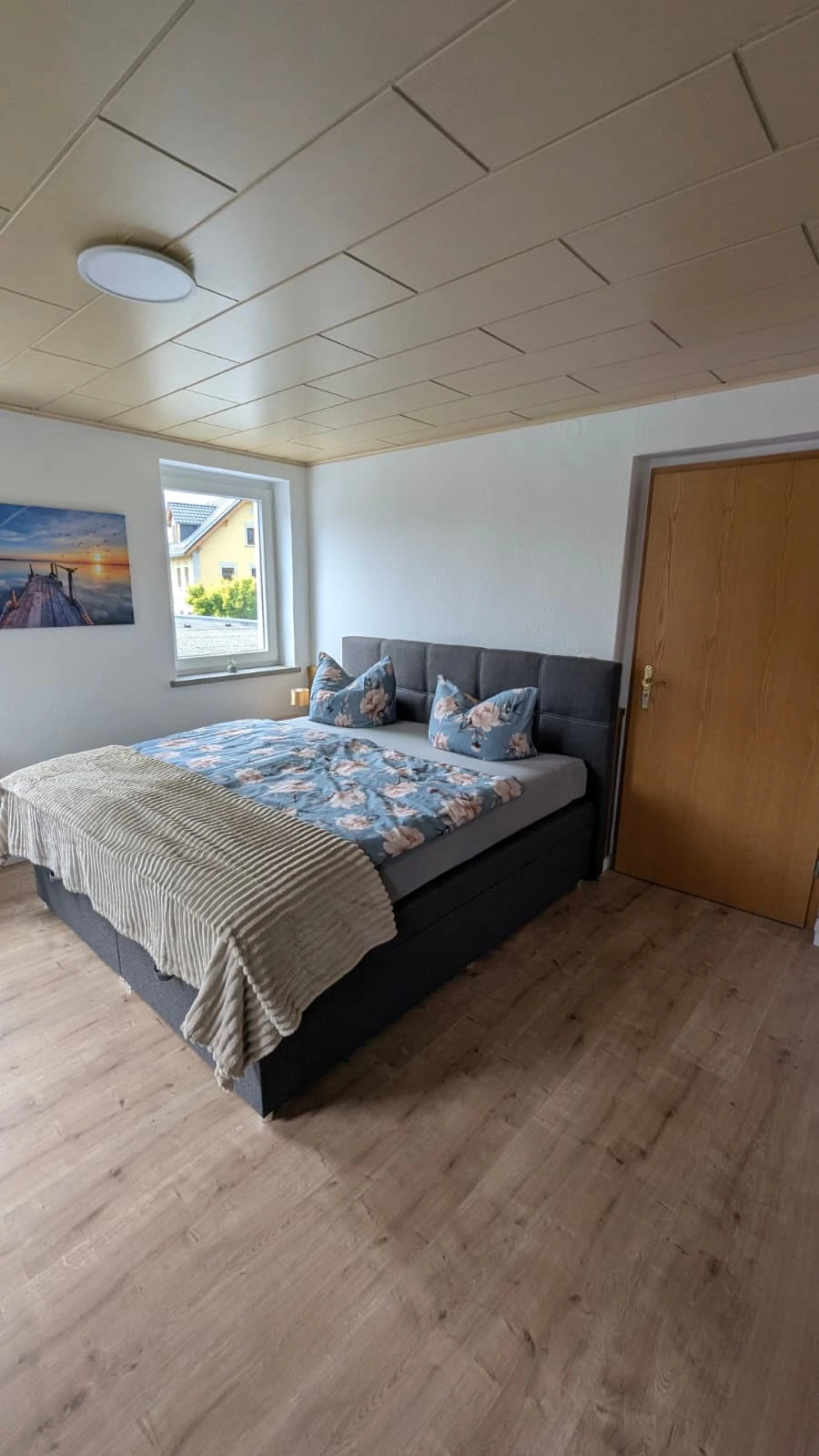 Helles Pensionszimmer im Obergeschoss mit Doppelbett