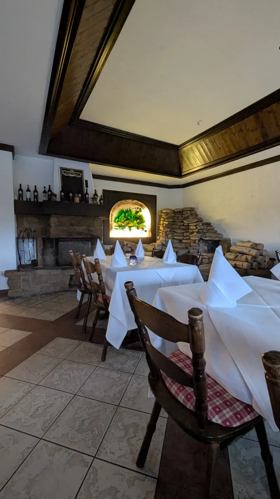 Aufenthaltsraum der Landpension Buschmühle mit Buntglasfenster