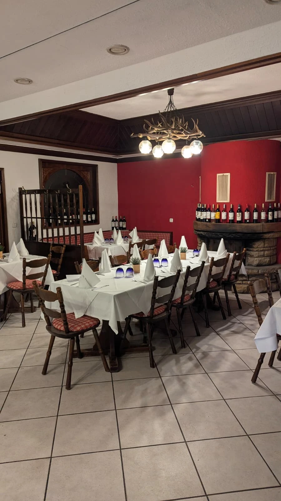 Speisesaal der Buschmühle mit Weinsammlung